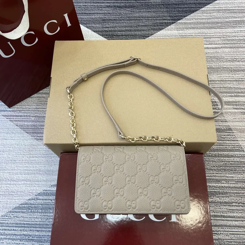 Gucci 818705 GG Emblem super mini ramenní taška Taupe