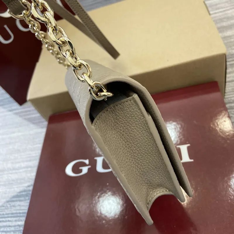 Gucci 818705 GG Emblem super mini ramenní taška Taupe