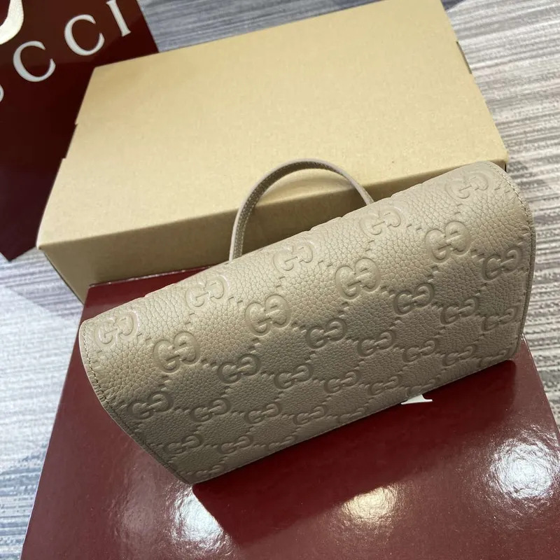 Gucci 818705 GG Emblem super mini ramenní taška Taupe