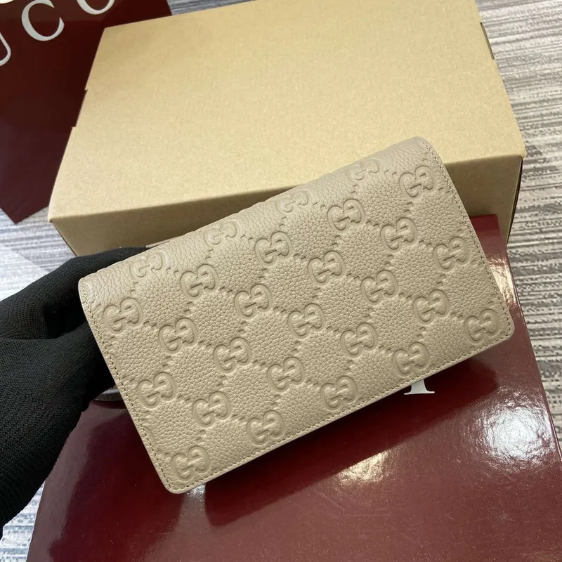 Gucci 818705 GG Emblem super mini ramenní taška Taupe