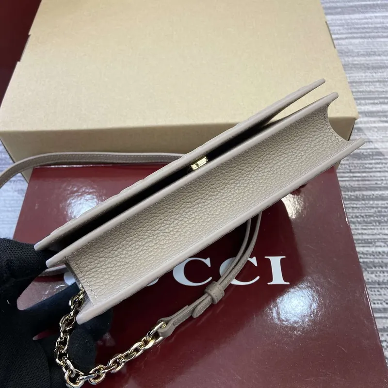 Gucci 818705 GG Emblem super mini ramenní taška Taupe