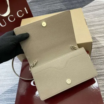 Gucci 818705 GG Emblem super mini ramenní taška Taupe