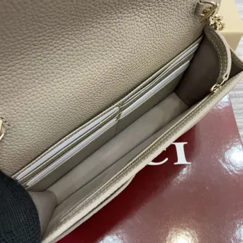 Gucci 818705 GG Emblem super mini ramenní taška Taupe