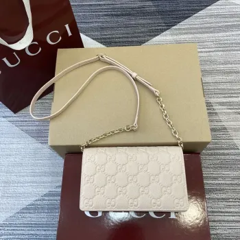 Gucci 818705 GG Emblem super mini ramenní taška béžová
