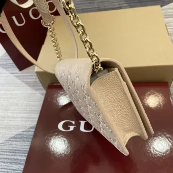 Gucci 818705 GG Emblem super mini ramenní taška béžová