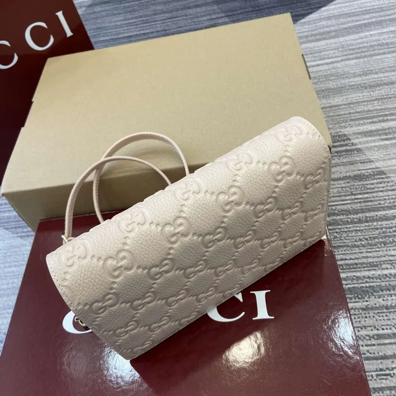Gucci 818705 GG Emblem super mini ramenní taška béžová