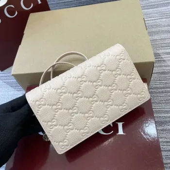 Gucci 818705 GG Emblem super mini ramenní taška béžová