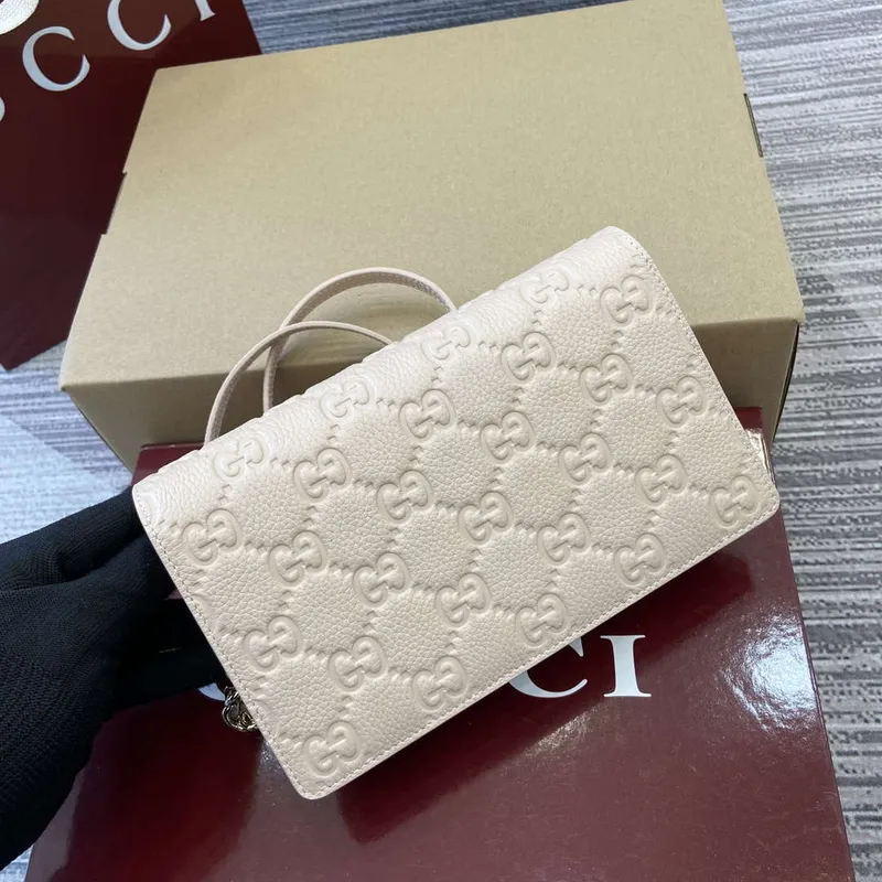 Gucci 818705 GG Emblem super mini ramenní taška béžová
