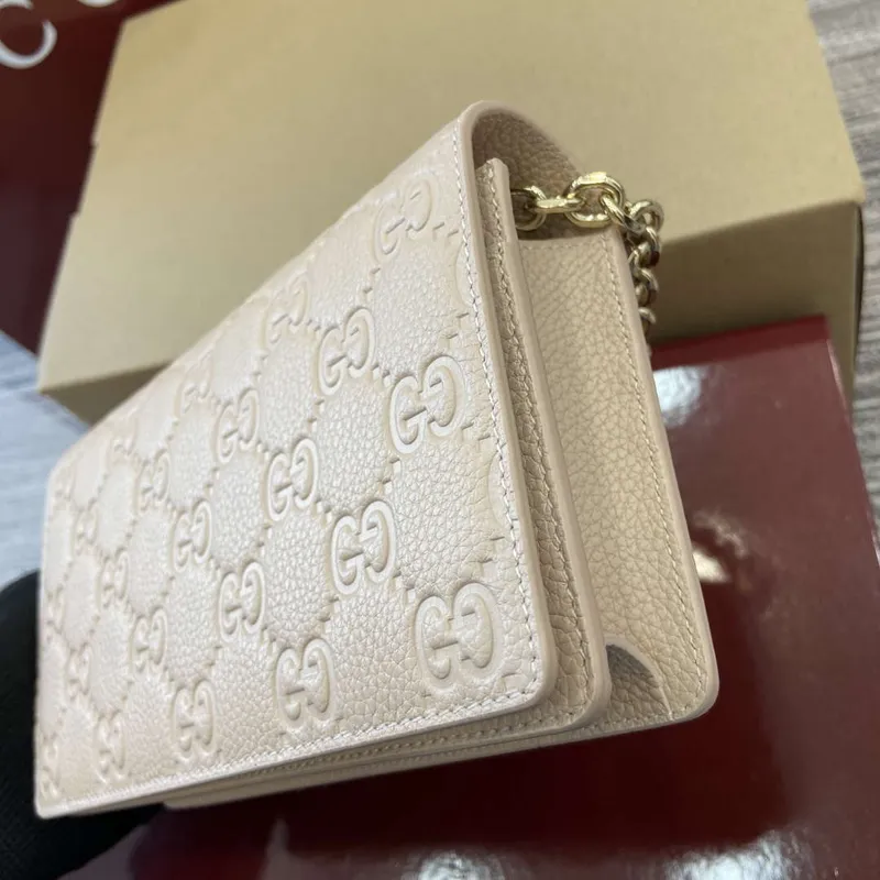 Gucci 818705 GG Emblem super mini ramenní taška béžová