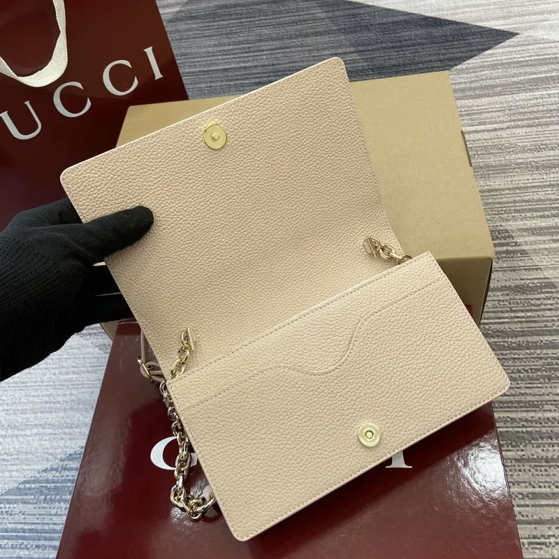 Gucci 818705 GG Emblem super mini ramenní taška béžová