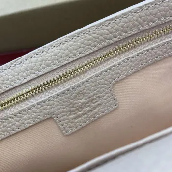 Gucci 818705 GG Emblem super mini ramenní taška béžová