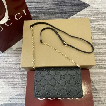 Gucci 818705 GG Emblem super mini ramenní taška černá
