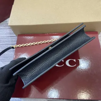 Gucci 818705 GG Emblem super mini ramenní taška černá