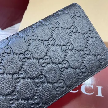 Gucci 818705 GG Emblem super mini ramenní taška černá