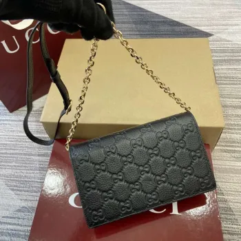Gucci 818705 GG Emblem super mini ramenní taška černá