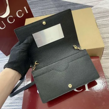 Gucci 818705 GG Emblem super mini ramenní taška černá