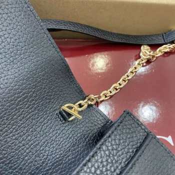 Gucci 818705 GG Emblem super mini ramenní taška černá