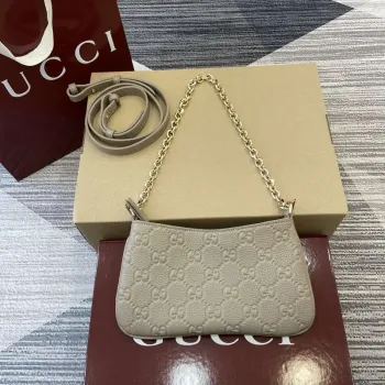Gucci 815278 GG Emblem super mini taška Meruňková