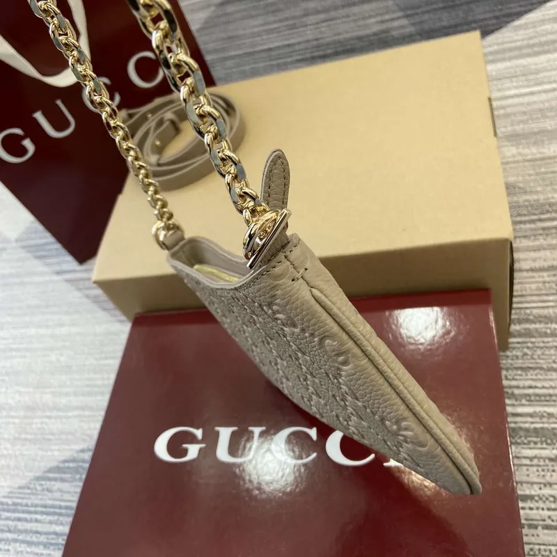 Gucci 815278 GG Emblem super mini taška Meruňková
