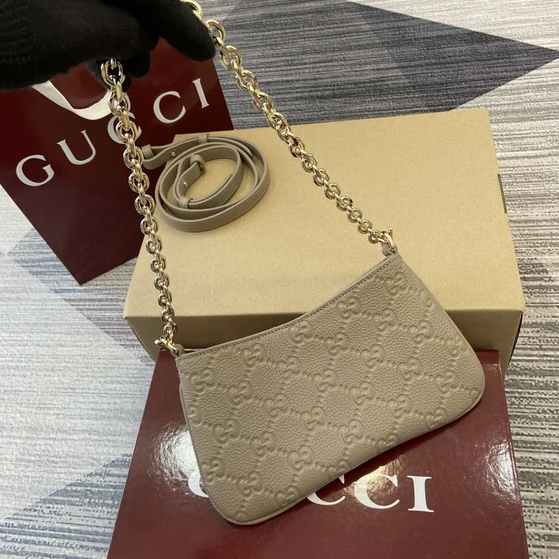 Gucci 815278 GG Emblem super mini taška Meruňková