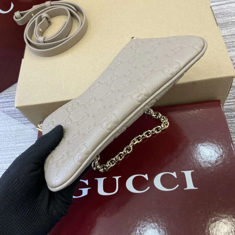 Gucci 815278 GG Emblem super mini taška Meruňková