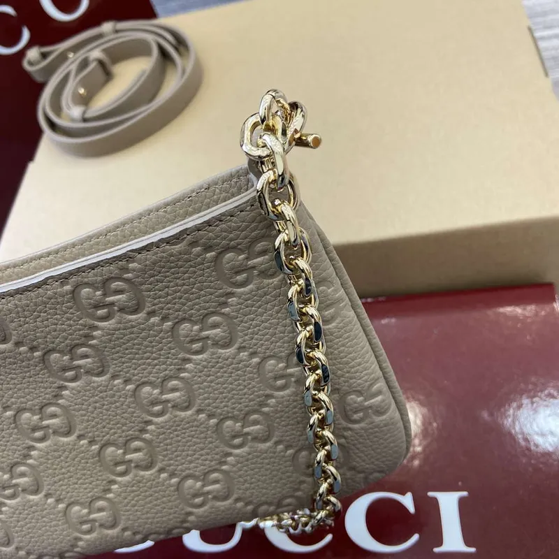 Gucci 815278 GG Emblem super mini taška Meruňková