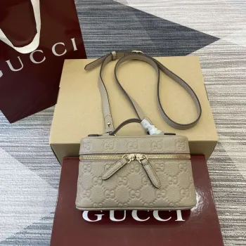 Gucci 815949 GG Emblem super mini taška Meruňková