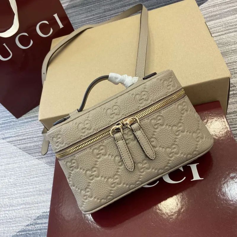 Gucci 815949 GG Emblem super mini taška Meruňková