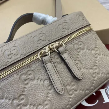 Gucci 815949 GG Emblem super mini taška Meruňková