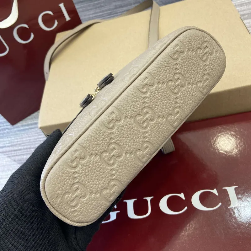 Gucci 815949 GG Emblem super mini taška Meruňková