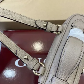 Gucci 815949 GG Emblem super mini taška Meruňková