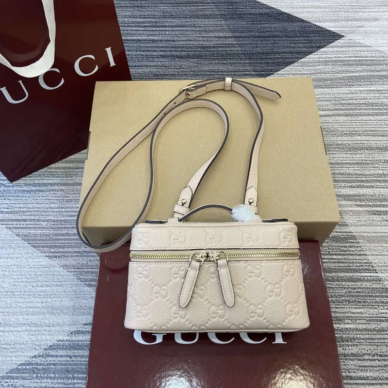 Gucci 815949 GG Emblem super mini taška béžová