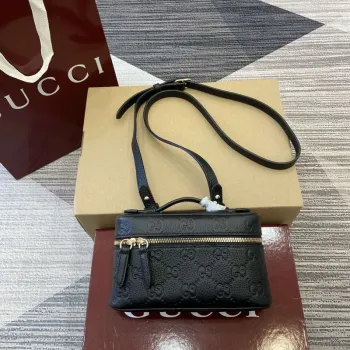 Gucci 815949 GG Emblem super mini taška Černá