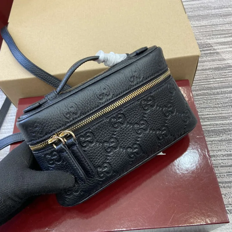 Gucci 815949 GG Emblem super mini taška Černá