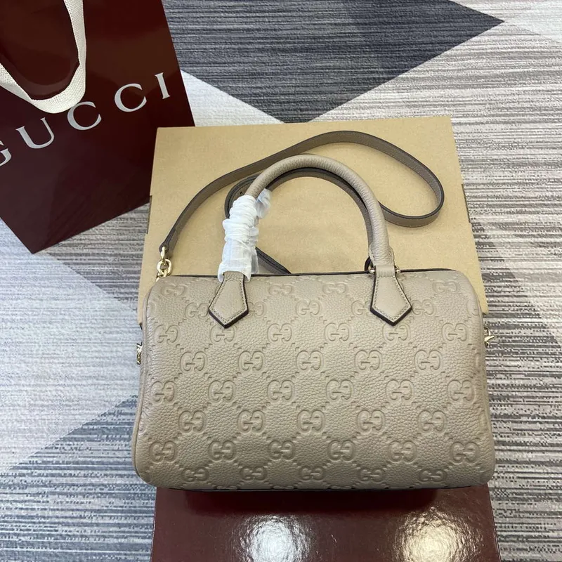 Gucci 815255 GG Emblem Malá taška s horním uchopem Meruňková