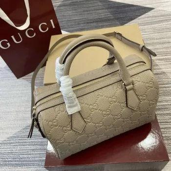 Gucci 815255 GG Emblem Malá taška s horním uchopem Meruňková
