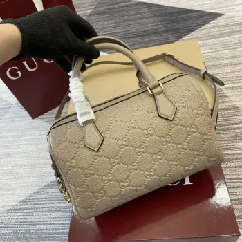Gucci 815255 GG Emblem Malá taška s horním uchopem Meruňková