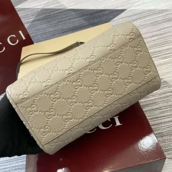 Gucci 815255 GG Emblem Malá taška s horním uchopem Meruňková