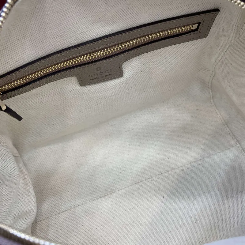 Gucci 815255 GG Emblem Malá taška s horním uchopem Meruňková