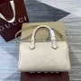 Gucci 815255 GG Emblem Malá kabelka s horním držadlem Béžová