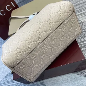 Gucci 815255 GG Emblem Malá kabelka s horním držadlem Béžová