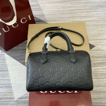 Gucci 815255 GG Emblem Malá kabelka s horním uchopem Černá