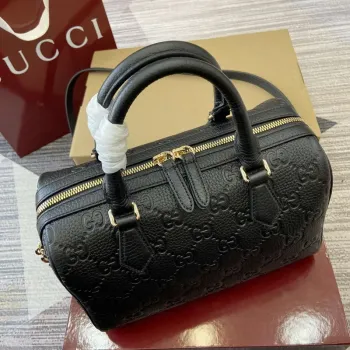 Gucci 815255 GG Emblem Malá kabelka s horním uchopem Černá