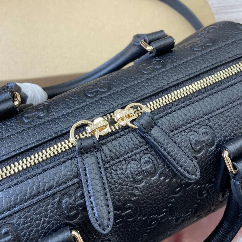 Gucci 815255 GG Emblem Malá kabelka s horním uchopem Černá