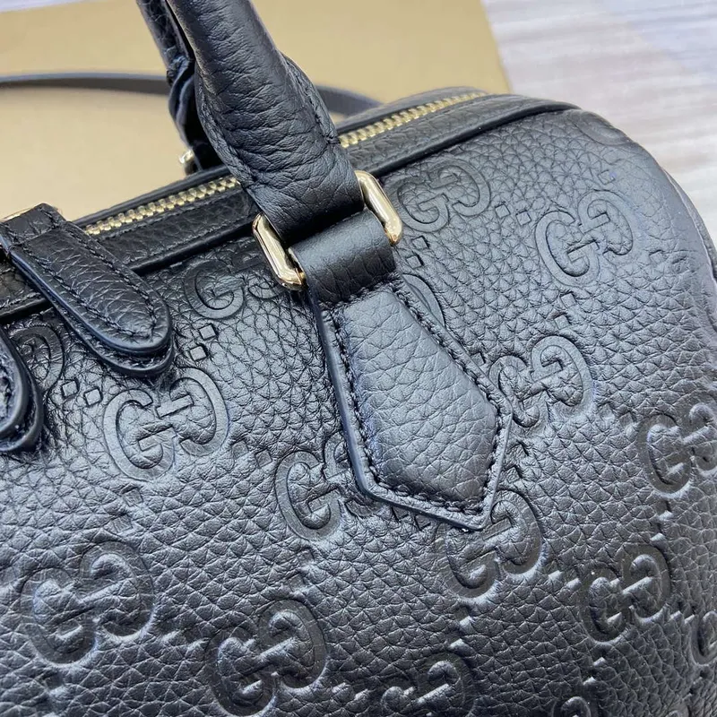 Gucci 815255 GG Emblem Malá kabelka s horním uchopem Černá