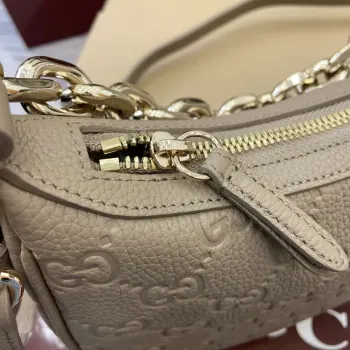 Gucci 820453 GG Emblem Střední kabelka přes rameno Meruňková