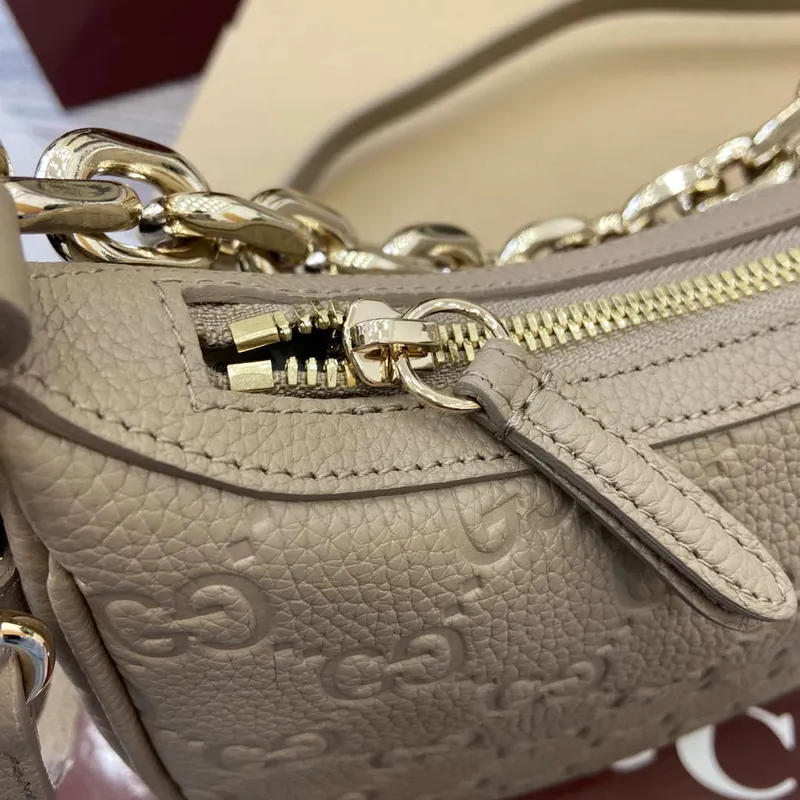 Gucci 820453 GG Emblem Střední kabelka přes rameno Meruňková