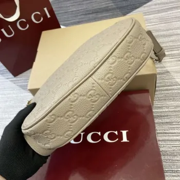 Gucci 820453 GG Emblem Střední kabelka přes rameno Meruňková