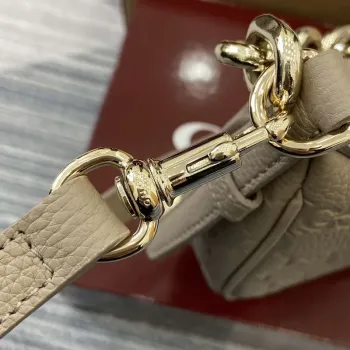 Gucci 820453 GG Emblem Střední kabelka přes rameno Meruňková