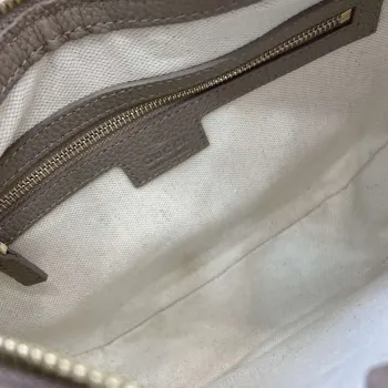 Gucci 820453 GG Emblem Střední kabelka přes rameno Meruňková